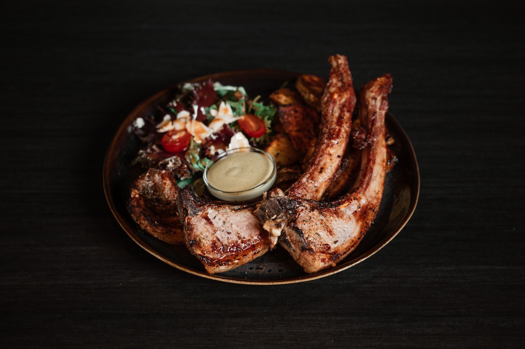 Assiette de viande grillée et pommes grenailles