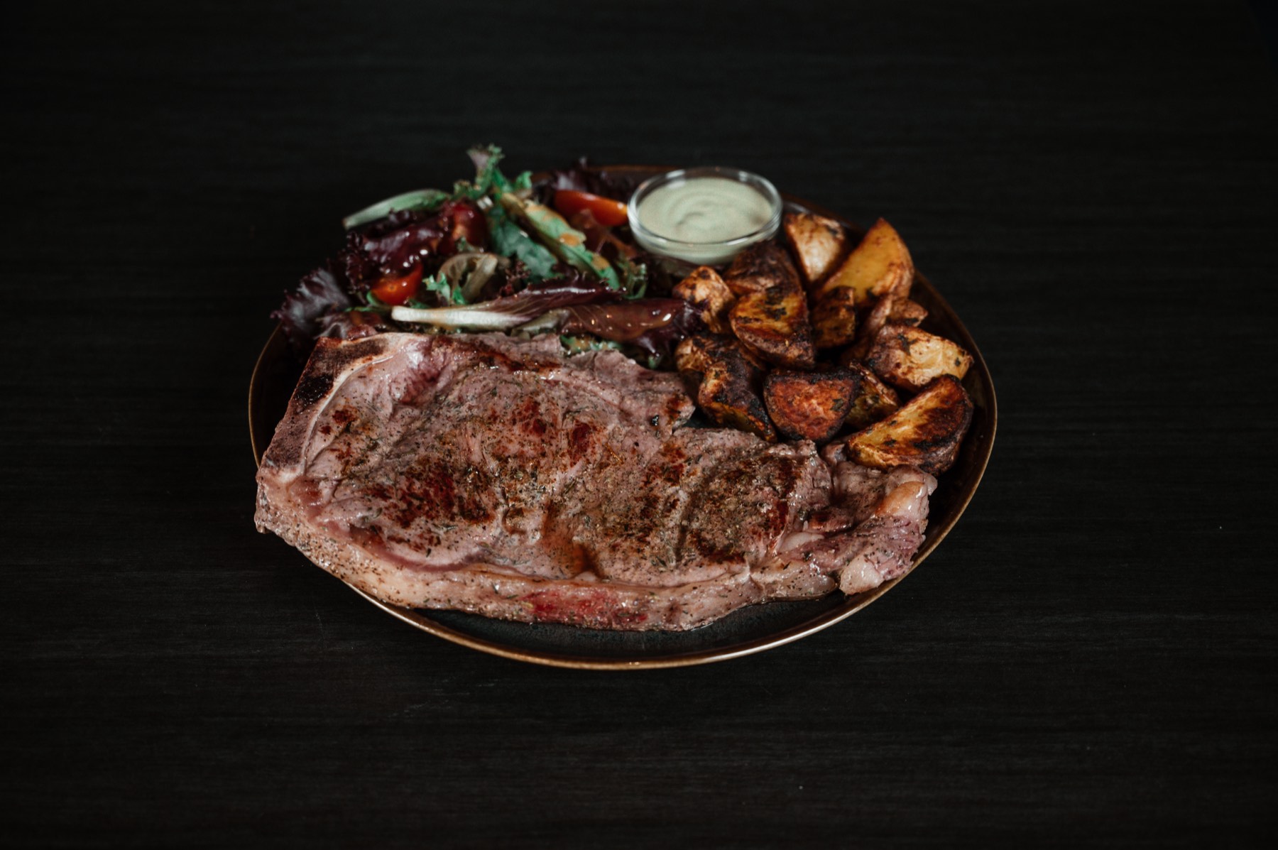 Entrecôte grillée accompagnée de pommes grenailles